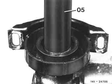 0100 - Gelenkwellenzwischenlager aus-, einbauen und Rillenkugellager erneuern   
	A. Typ 107, 114, 115, 116, 123; B. Typ 126; C. Typ 124, 201