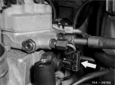 0422 - Bauteile der Kraftstoffverbrauchsanzeige prüfen                          
	A. Potentiometer am Luftmengenmesser B. Leitungen                               
	Typ 126 bis ca. 07.85