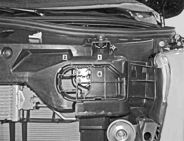Smontare, montare la tubazione del fluido refrigerante tra il condensatore e il 
	compressore del fluido refrigerante