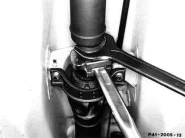 0530 - Radialdichtring am Antriebskegelrad erneuern (Hinterachsmittelstück      
	eingebaut)                                                                      
	Typ 126
