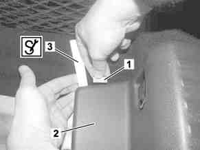 Ripassare il rivestimento del bagagliaio (parola chiave: 1402P68A33)
