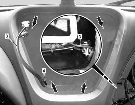 Preparare la superficie di contatto plancia portastrumenti al centro per il     
	montaggio del FleetBoard DispoPilot